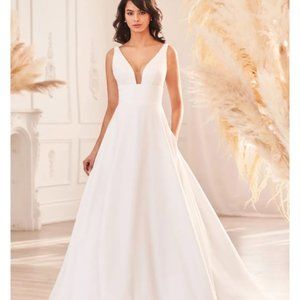 Beautiful Paloma Blanca wedding dress.